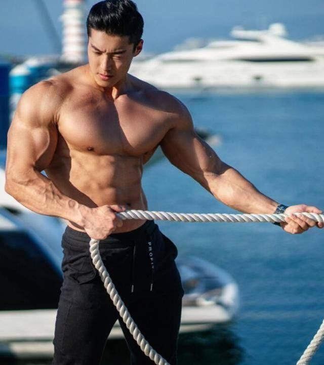 陈康|中国2位健体帅哥拿职业卡,帅气脸型和身材,可以拍偶像剧了!