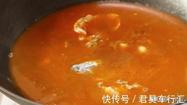 配菜|水煮鱼怎样做更好吃?大厨详细讲解鱼片腌制技巧,鱼肉滑嫩无腥味