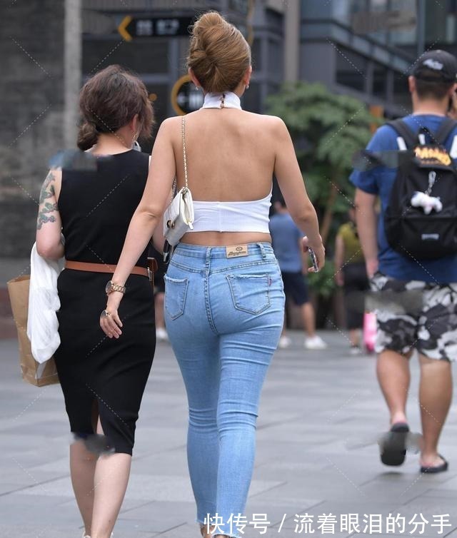 肩膀 外国小姐姐挂脖螺纹白色小背心搭配,性感时髦,国外果然开放些!