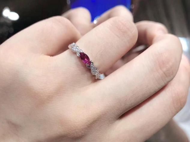 首饰|为什么女人都爱彩宝首饰?除了价格高,和铂金的结合更是锦上添花