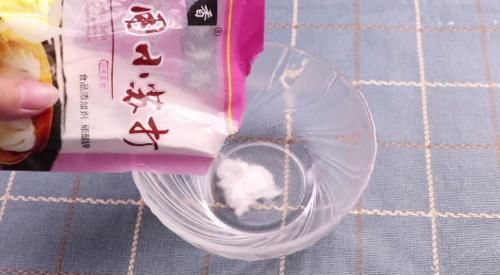 施肥|花盆里撒点小苏打,一年不施肥,花儿叶片浓绿不生虫,后悔才看到