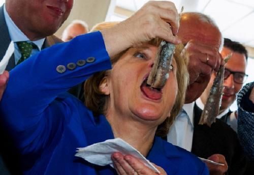 鱼刺卡喉|鱼刺卡喉咙,喝醋吃馒头都不对!嘴里含一片它,鱼刺自己溜出来