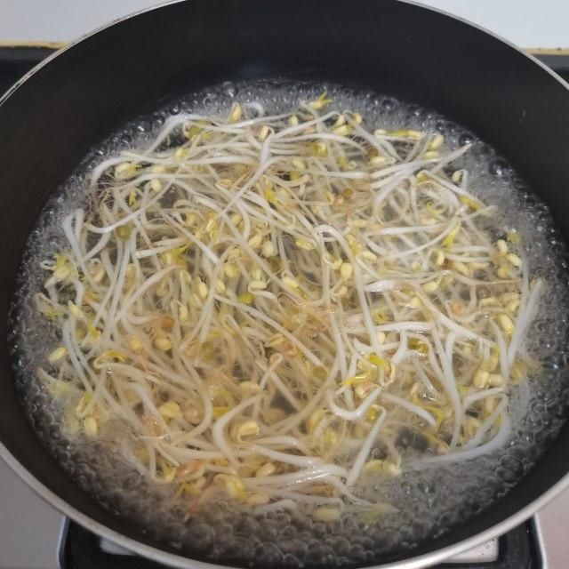 菠菜炒豆芽，家常快手小炒