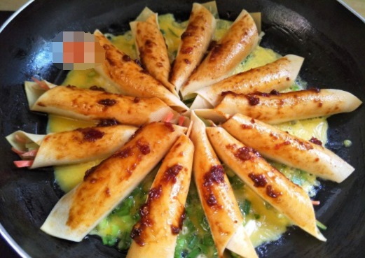 3个鸡蛋,2张豆腐,独特做法,3分钟出1张大饼,解决全家人的早餐