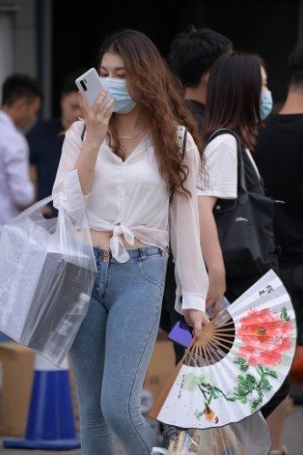 如此休闲风真的美,颜值高才能这么任性,太有魅力了