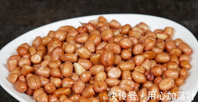 炸花生米，别再直接下锅炸，3个窍门掌握好，又酥又脆，越嚼越香！