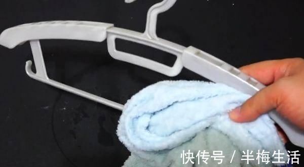 快餐盒上穿一根铁丝,用毛线缠一缠,放在家里好看又实用