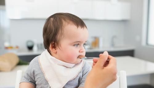 宝宝|满月宝宝戴五只金戒指,玩着玩着误吞一只,家长这么不走心?