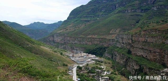 中年|一个坐落在悬崖上的村落,已经数百年历史,不少村民一生没下过山
