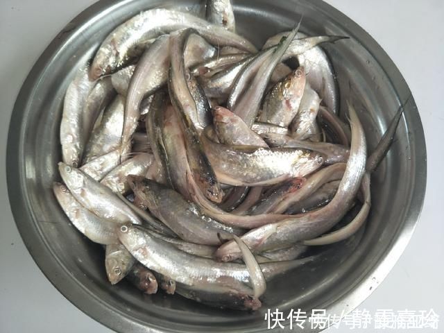 面粉|干炸小黄鱼，怎样才能又酥又香？不加面粉炸鱼，又酥又好吃