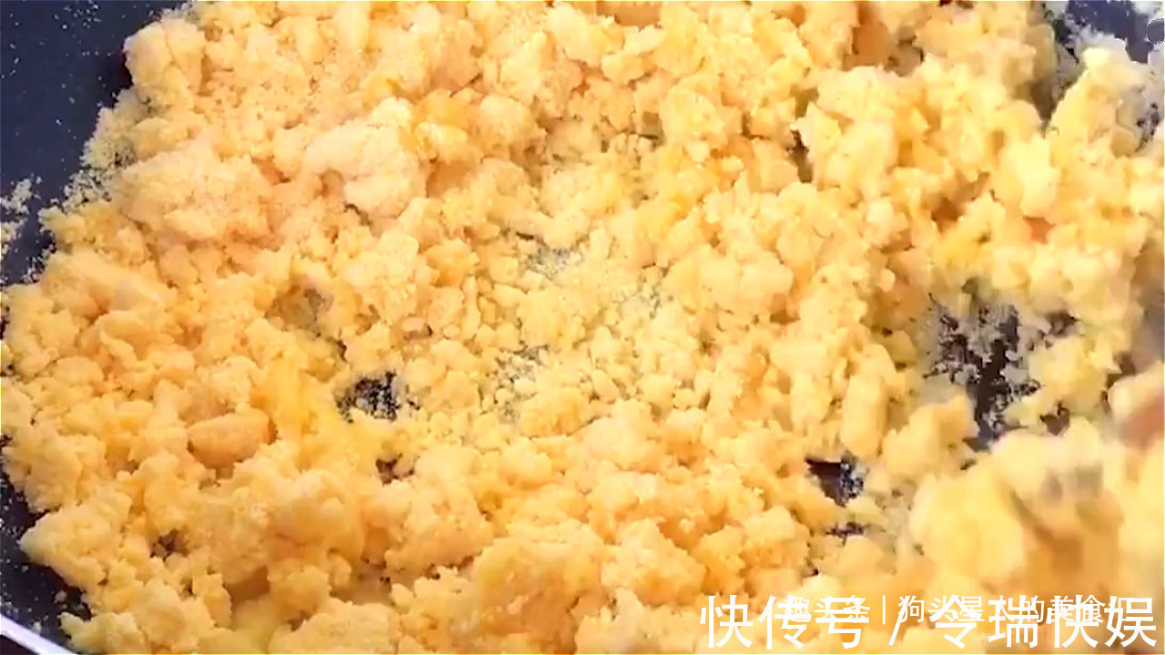 做法|玉米面最好吃的做法,看着都流口水,暄软细腻,越嚼越香