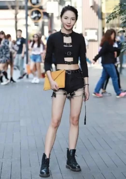 靓丽|街拍:靓丽的时尚美女,蓝色吊带背心搭配格子休闲裤,干净利落