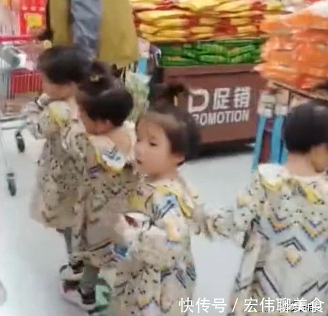 多胞胎|四胞胎和爸爸一起逛超市,四个小家伙依次排开跟在爸爸的后面