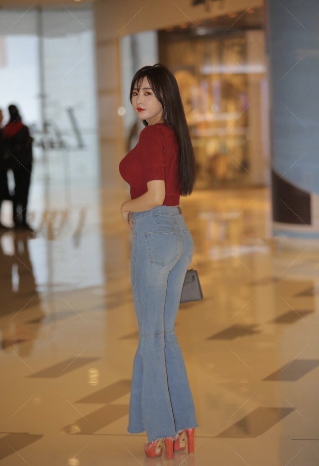 时尚杂志 微胖的都市女性穿搭红色肚脐装和喇叭裤,大长腿的气质更像贵妇