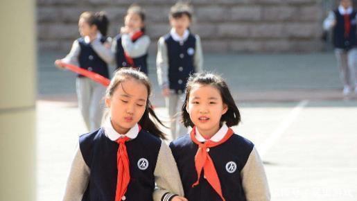 小学生要钱申请书火了,孩子情商高到父母不忍拒绝,网友:必须给