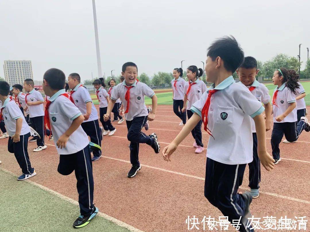 孩子|因为“下课去玩”被点名批评,爸爸怒了:孩子“野一点”又何妨!