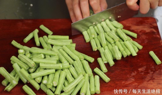 下锅|炒豆角时,别直接下锅炒,大厨教你一招,豆角嫩绿,不发黑
