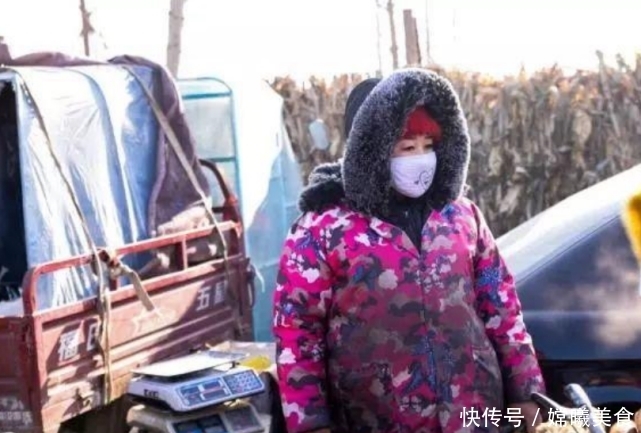 零下三十度的东北集市你有见过吗？豆腐冻成冰块，饺子满地都是