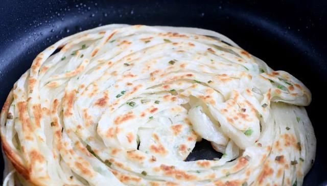 发面|不用揉面不发面,烙饼又香又软,嚼劲十足