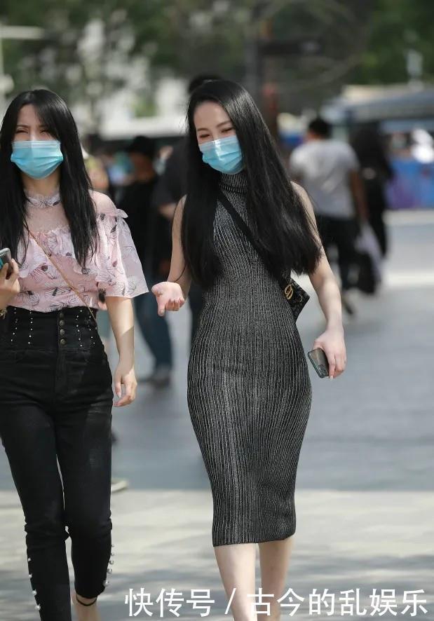 女生|深色修身连衣裙,搭配休闲小拖鞋,打造简约又时尚的美