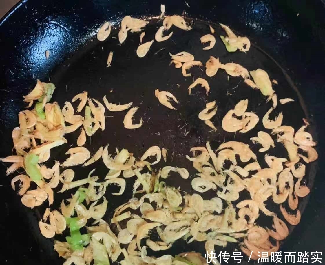 成本只有两元五角,海虾皮萝卜粉丝汤,补钙又美容。