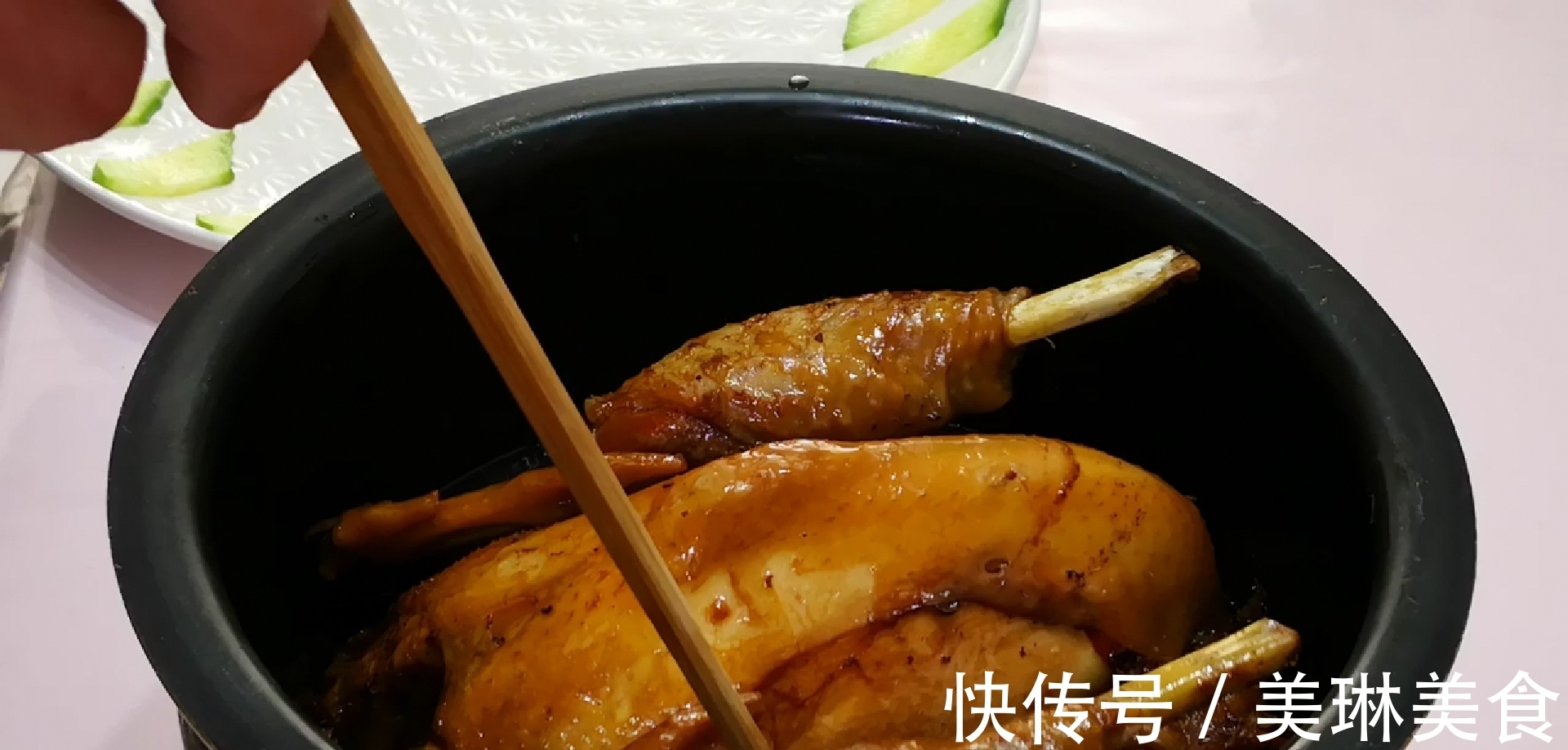 电饭锅|整只鸡往电饭锅里一丢,不加1滴水1滴油,出锅后老婆和儿子抢着吃
