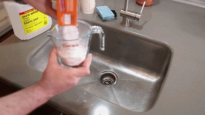 分钟|下水道堵了,她随手丢进两块药片,不到1分钟就疏通了