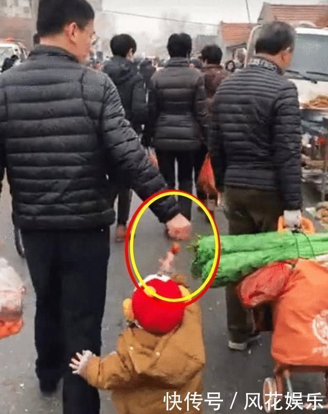 女儿|女儿逛街想要抱抱,“懒爸”的做法让人笑喷了,网友:亲生的