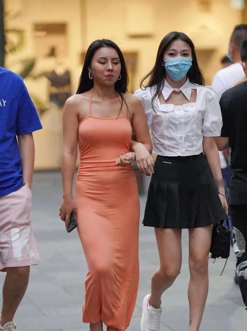 针织衫 连衣裙的装扮上身飘逸有型，更有时尚范儿