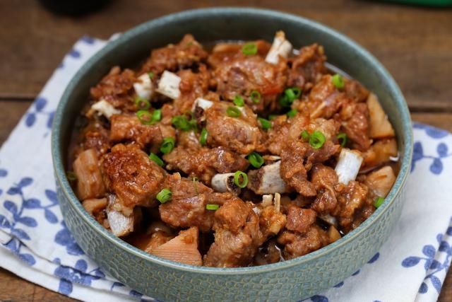 排骨和莲藕别拿来炖了，蒸着吃嫩滑鲜美保留大部分营养，一盘不够