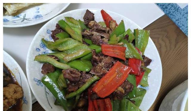 饭桌|搬新家嫂子来参观，老婆特意下厨招待，饭桌上她一脸嫌弃，说菜少