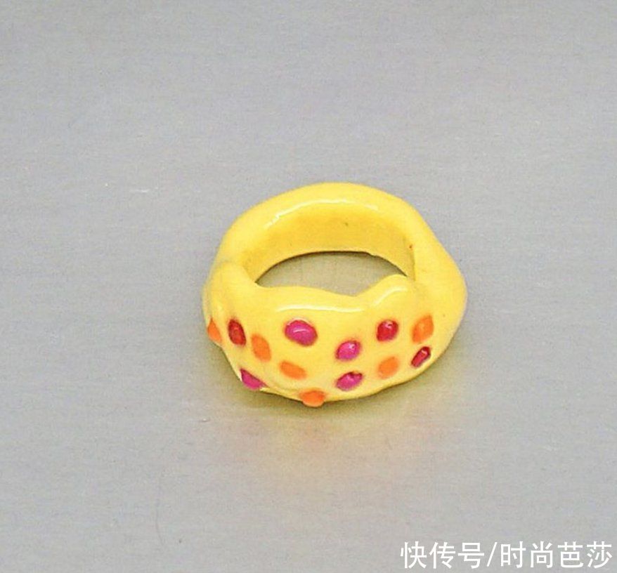 看到Jennie晒手上的戒指，终于找到原因了