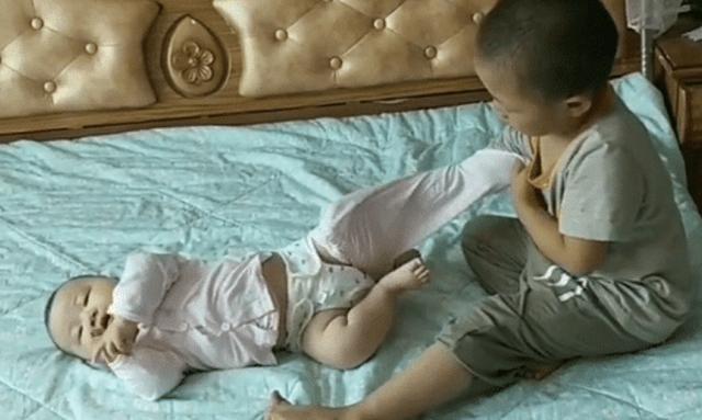 妹妹|全网最牛二胎换尿布穿衣服,4岁哥哥照顾婴儿妹妹比妈妈都熟练