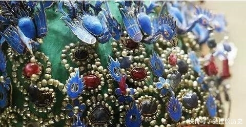 盗墓者有眼无珠,竟将墓中最有价值的稀世珍宝随手丢弃,置之不取