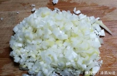 浪费|芹菜叶扔了太浪费,加上面粉做丸子,简单好做香又脆,太馋人