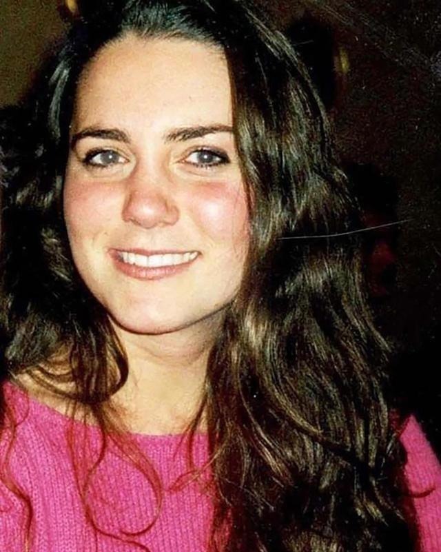 凯特王妃19岁时真漂亮,穿斜肩礼服在派对