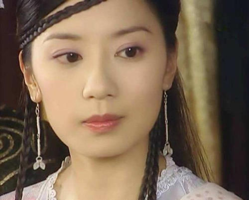 贾静雯的小女儿长开了 一双大眼睛炯炯有神 颜值比姐姐咘咘还高 快资讯