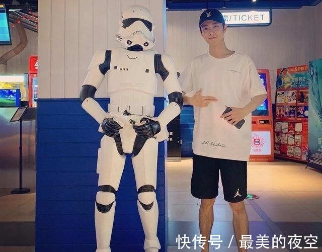 經典詠流傳|肖戰過年期間7個節目各大衛視連播,京劇搖滾現場作畫,無所不能