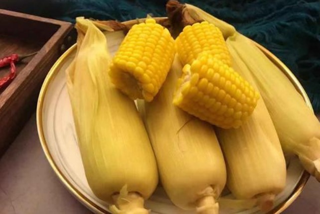 小贩|煮玉米时,水里多加2样调料,煮熟后更营养,口感软糯,又香又甜