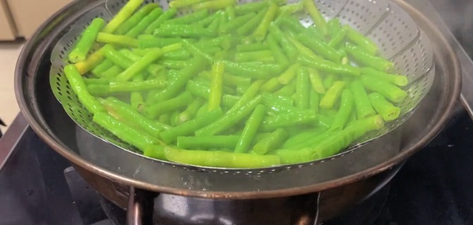 炒豆角有人焯水和直接炒！难怪发黄不好吃，30年大厨教你正确做法