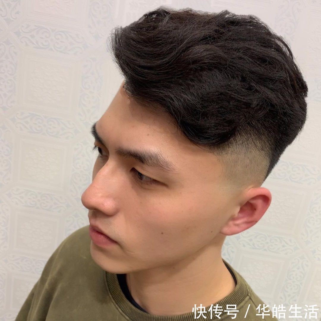 帅气|男生别剪“精神小伙”发型了,今夏试试这5个造型,时髦又显帅气