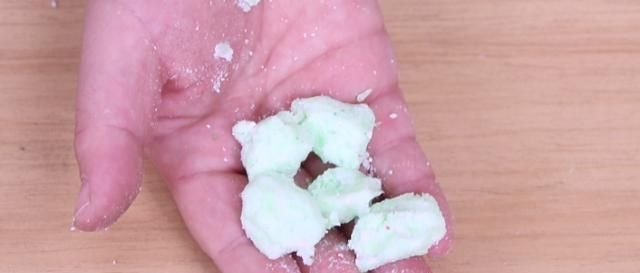 洗衣服时,水里丢几粒小东西,不管多脏都能干净如新,回家试试