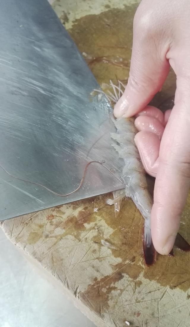 虾要这样做孩子才喜欢吃,一上桌全抢光,别再水煮了