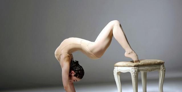 鲁斯兰娜!她是中国第一柔术美女,能将身体屈成“M”字,这姿势看着都疼