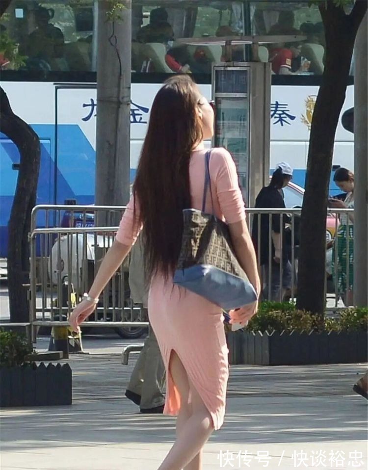 长裙 邻家女孩婴儿肥身材,穿搭前卫牛仔裤,时尚大气又清新