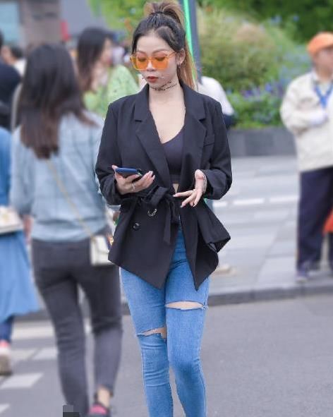 街头美女的另类造型，拿“图钉”当配饰，故意“剪破”牛仔裤