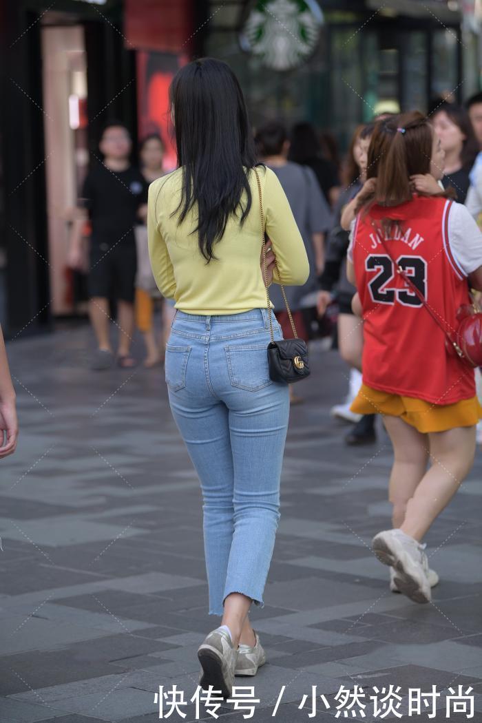 单的单品也有魅力,浑身充满了奢华,高开叉大秀长美腿