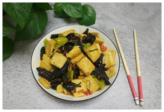 炒豆腐，不要直接下锅煎，多加这一步，豆腐外焦里嫩无豆腥味