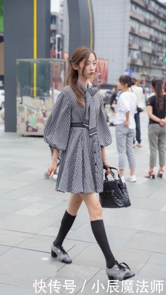 路人街拍,简洁的背心搭配灰色无痕裤,显得简约迷人