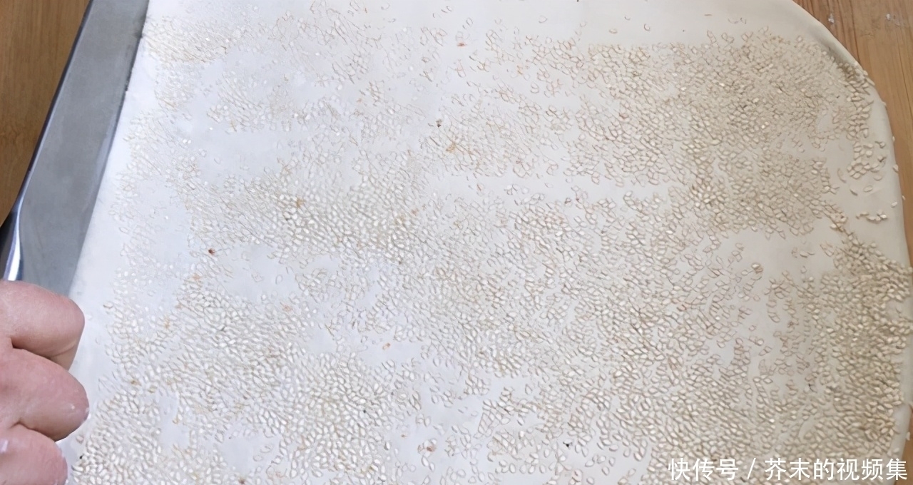 面粉做的小零食，芝麻脆饼，酥香多层，满口留香，喜欢吃的来收藏